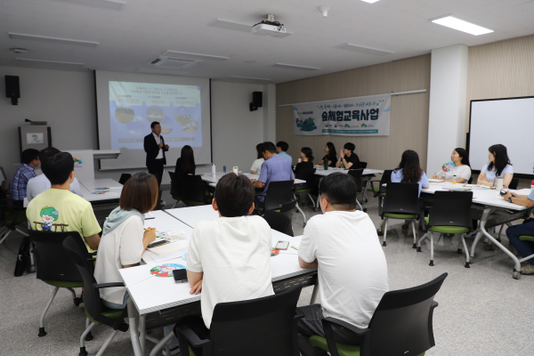 2일 춘천숲체원 프로그램실에서 숲체원 직원들이 김경립 춘천기상대장의 ‘날씨는         영원한 뉴스다’를 주제로 기상에 대한 강의를 듣고 있다.