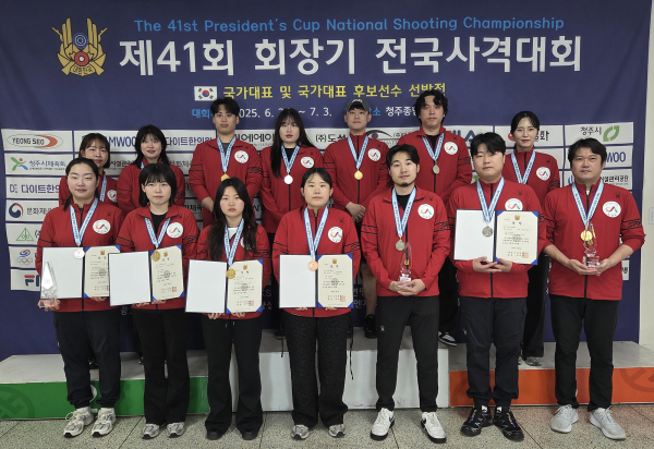 서산시청 사격팀이 청주 종합사격장에서 제41회 회장기 전국사격대회 메달 획득을 기념하는 모습