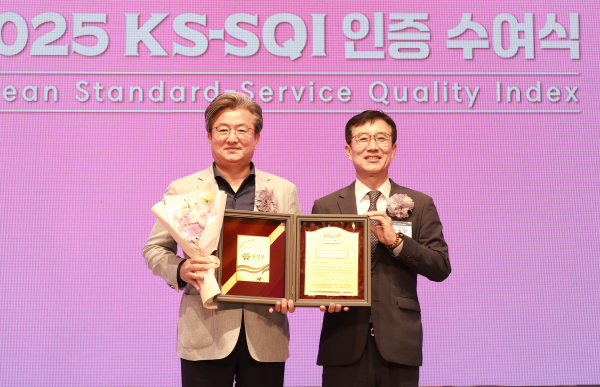 정용래 유성구청장(왼쪽)이 한국표준협회 KS-SQI 1위 인증수여식에서 전국 지자체 행정서비스품질 1위 인증패를 전달받고 있다