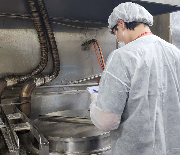 대덕구 관계자가 지역 내 음식점을 대상으로 위생 점검을 진행하고 있다.