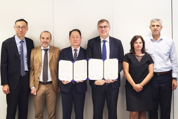 지난 6일, 이탈리아 최대 엔지니어링 컨설팅 기업인 리나컨설팅(Rina Consulting)과 철도사업 협력을 위한 MOU를 체결했다.       (사진 왼쪽 3번째부터 연규양 사장, 4번째 안드레아 라페티 Andrea Raffetti 부사장)
