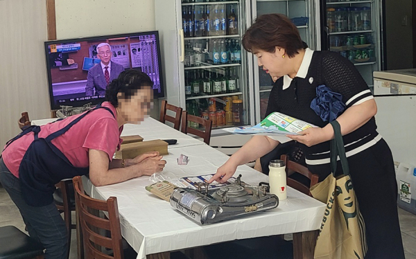 지난 4일 구도항과 삼길포항 인근 수산물 취급업소 대상으로 서산시가 수산물 안전관리 요령에 대해 홍보하는 모습
