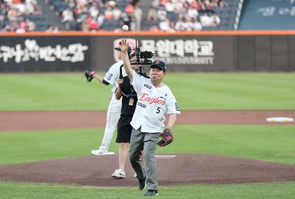 오성환 당진시장 시구 모습