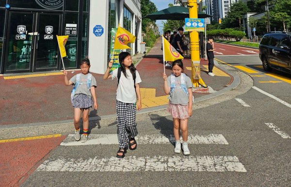 기지초등학교 횡단보도 보행도움 깃발