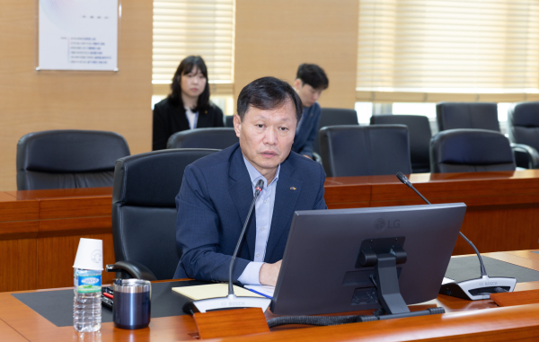 이정복 서부발전 사장이 회의를 주재하는 모습