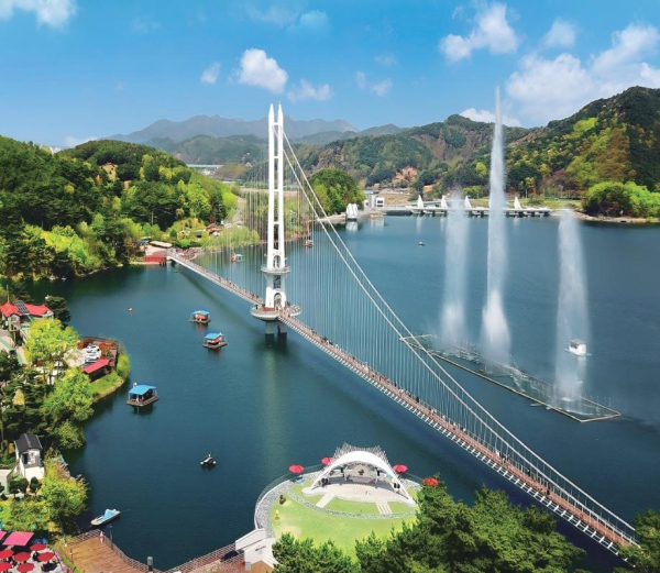 예당호출렁다리·음악분수 전경