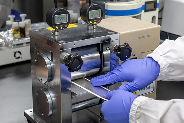 화학연 연구팀이 전사 인쇄 장비로 리튬 전극과 보호막을 눌러 결합시키고 있다