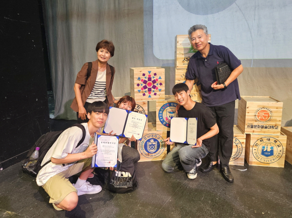 수상 후 기념촬영 중인 호서대 연극트랙. 가운데 정예원, 오른쪽 김성재.