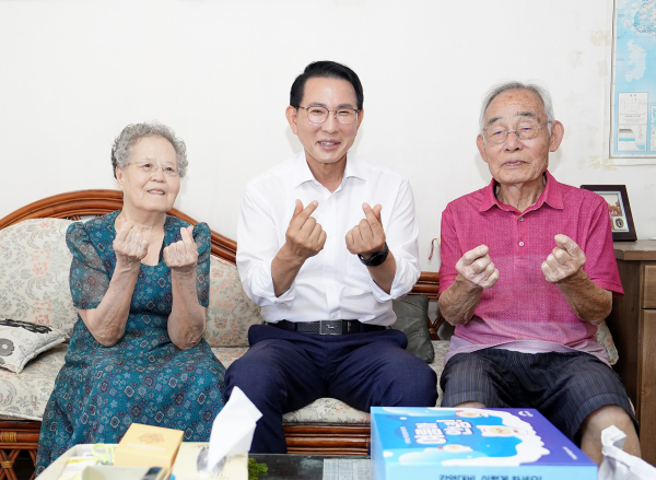 11일 이완섭 서산시장이 인지면에 거주하는 사례관리 대상자 가정을 방문해 안부를 확인하고 폭염 대비 안전용품을 전달했다.