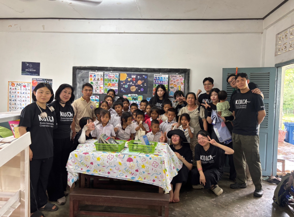 도서관 완공 후 단체사진