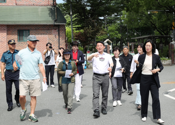 10일 만년동 천년만년 행복마을 조성지 방문 장면