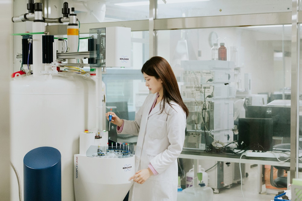 단국대 공동기기센터에서 실험하는 모습