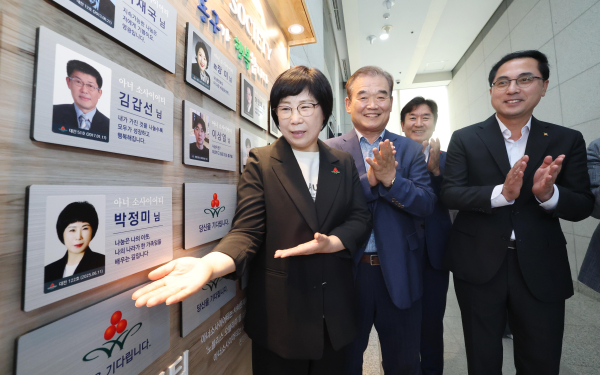 박정미 목사가 대전 아너 소사이어티 122호 회원으로 가입하며 기념촬영을 하고 있다