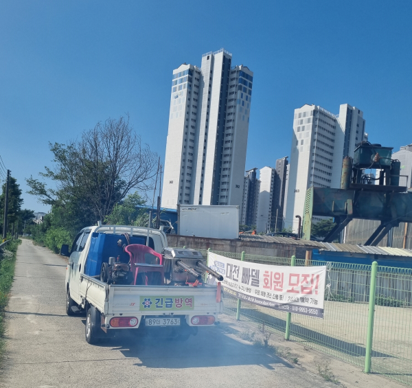 유성구청 관계자가 하천변에 연무소독을 하고 있다