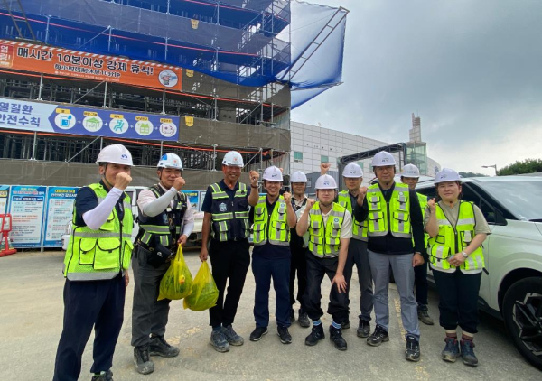 이명석 국가철도공단 수도권본부장(왼쪽에서 네 번째)과 직원들이 14일 인천발 KTX 직결사업 현장에서 ‘안전점검 및 청렴캠페인’을 시행한 후 현장 관계자들과 기념촬영