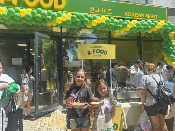 음료와 김밥을 시식하는 현지 차세대 소비자