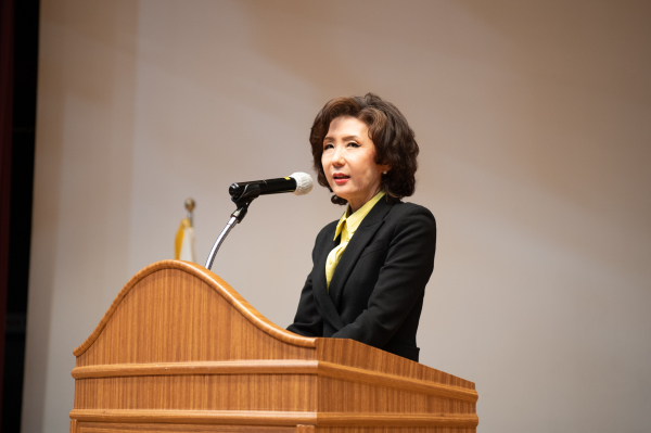 이진숙 충남대총장이 시무식에서 신년사를 전달하고 있다.