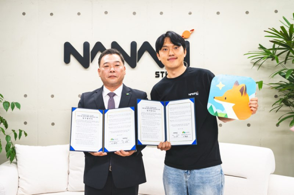 이동수(좌측) 한국산림복지진흥원 본부장과 박재환 ㈜나날이 대표(우측)가 업무협약 기념사진