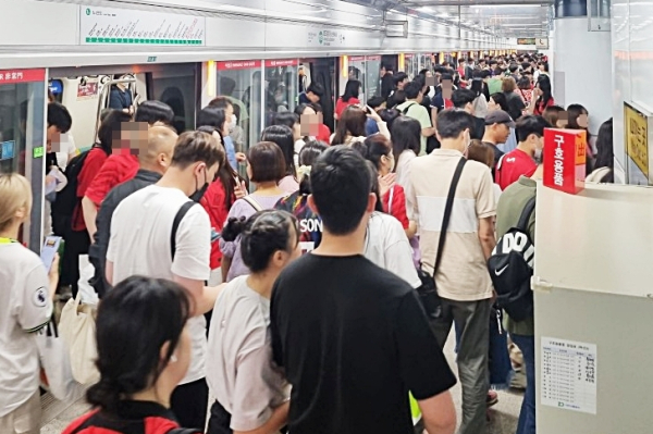 지난 2024년도 축제기간 중앙로역에서 축제방문 승객 하차 모습