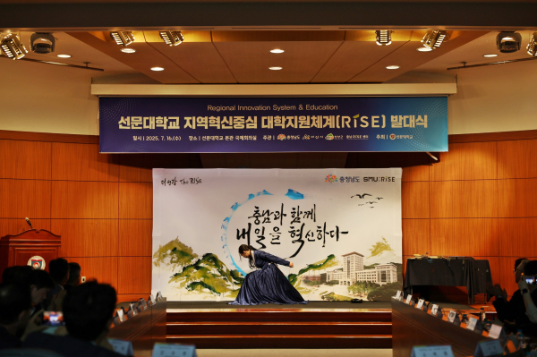 김소영 작가가 서예 캘라그라피 축하공연을 하고 있다