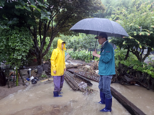 이완섭 서산시장이 17일 관내 집중호우 피해 현장에 방문했다.