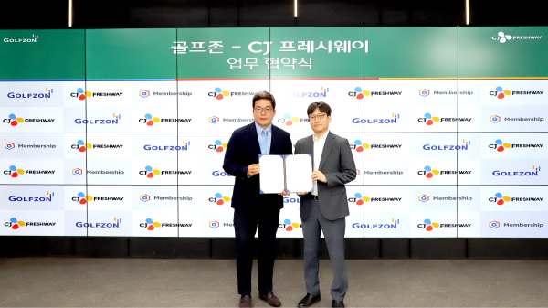 지난 10일 골프존타워서울에서 진행된 업무 협약식에서 (왼쪽부터)손장순 골프존 플랫폼사업부장, 최석중 CJ프레시웨이 FS사업담당 기념사진