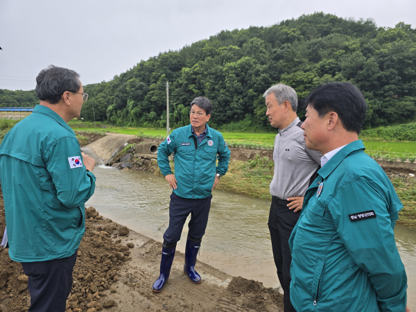 호우피해 현장을 찾아 점검 중인 김돈곤 청양군수