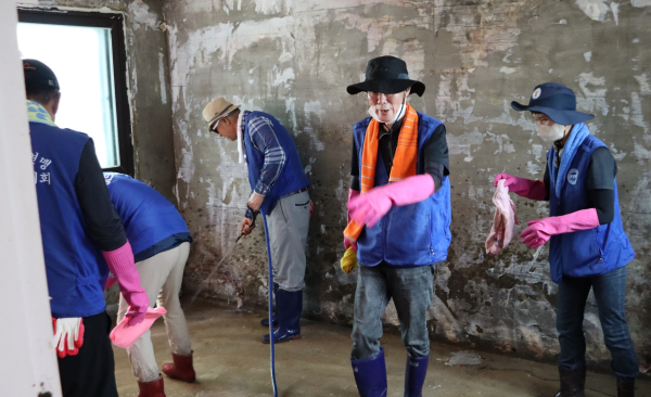 대전시자원봉사센터는 21일 오전 자원봉사자 80여 명과 수해로 어려움을 겪고 있는 아산시 농경지 복구 현장을 방문했다.