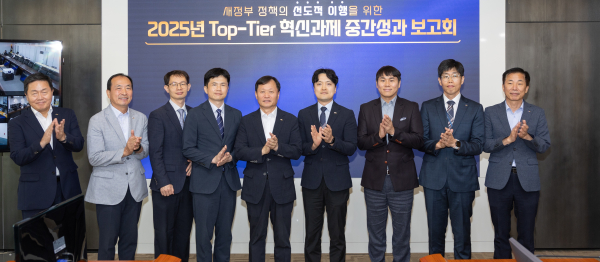 21일, 충남 태안 본사에서 이정복 사장(가운데) 주재로 ‘코웨포(KOWEPO·KOrea WEstern POwer) 미래성장위원회 출범식’을 개최했다