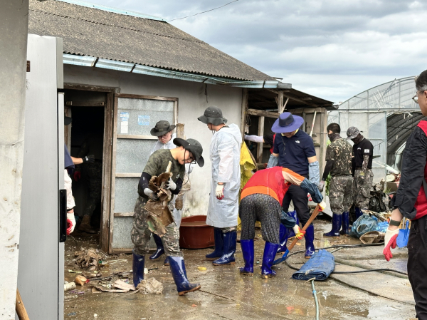 1789부대 장병들이 수해 복구 활동을 펼치는 모습
