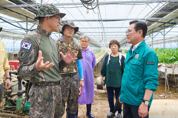김석필 권한대행이 21일 수해 피해지역에서 복구 작업 중인 군 장병들을 격려하고 있다.