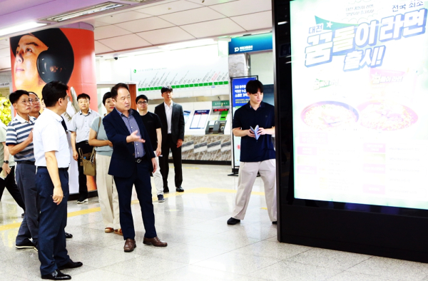 21일, 축제장소 인접역인 중앙로역과 대전역에서 경영진 주관 혼잡 군중 밀집 대책을 위한 현장점검을 실시했다.(사진 가운데 연규양 사장)