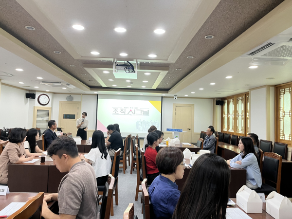 22일, 군청 상황실에서 ‘2025년 거꾸로 멘토링’ 오리엔테이션 개최 모습