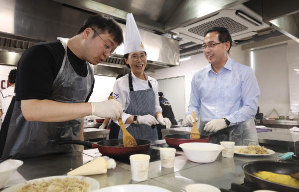 박희조 동구청장이 영유아 부모들과 뚝딱밥상에 참여해 요리를 하고 있다.
