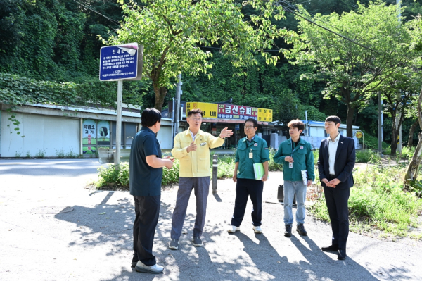 22일, 산사태취약지역을 점검하고 있는 김제선 중구청장