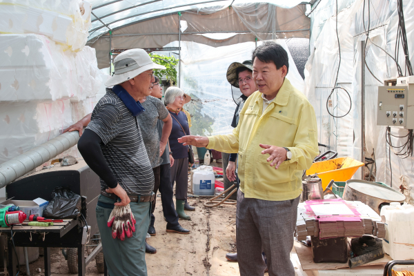 청양군수와 직원들 당진 정미면 딸기농장 수해복구 지원 현장