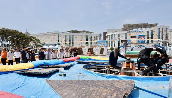 '제28회 보령머드축제 현장점검'에 나선 김동일 시장과 관계자들
