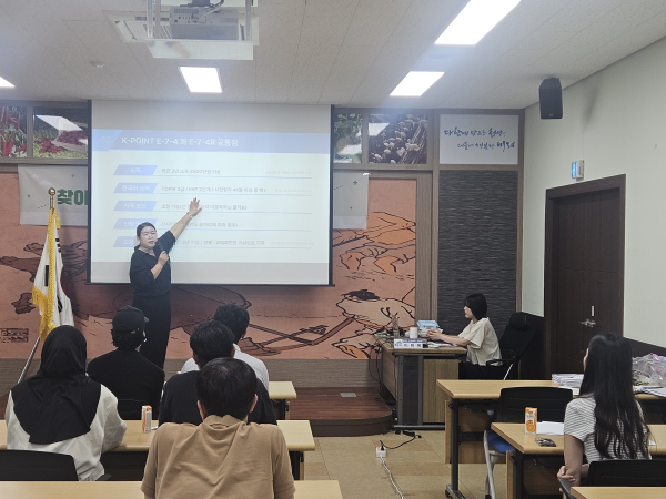 ‘찾아가는 외국인 민원처리 상담관 교육 및 상담’ 진행 모습