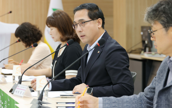 2025 대전 0시 축제 2차 TF 회의 전 발언하는 박희조 동구청장