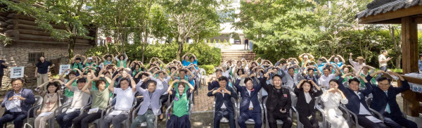 23일, 법동구민휴식공원에서 열린 ‘2025 대덕사랑 시화전 및 숲속의 문고’ 개장식을 마친 후 기념 촬영을 하고 있다.