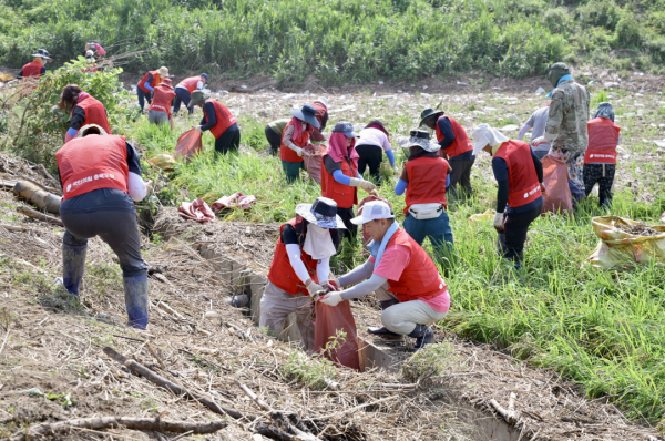 수해 복구 자원봉사 활동 진행 모습