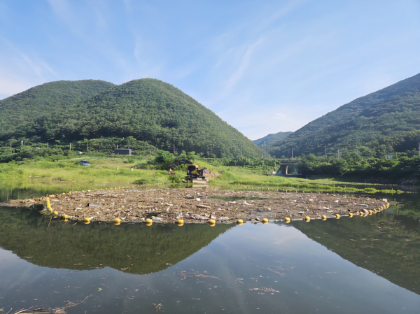 지난 23일 보현산댐 부유물 포집 현장