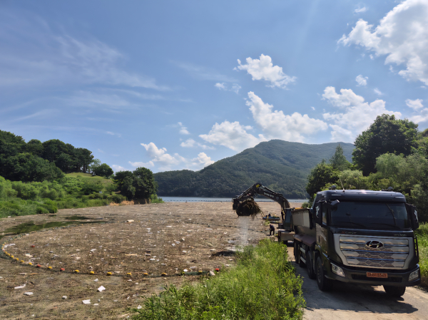 지난 23일, 용담댐 부유물 수거 현장