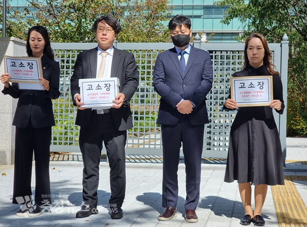 고 용산초 교사 유가족이 5일 경찰에 악성민원 학부모 및 학교 관리자를 고소했다.