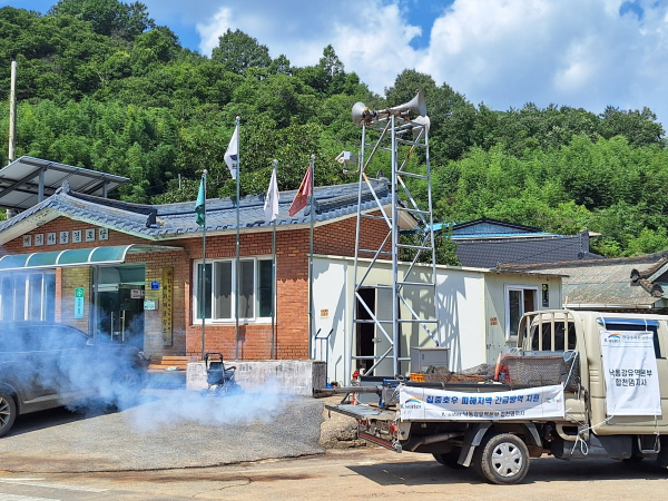 23일 한국수자원공사에서 경남 합천군 가회면 소재 경로당에 긴급 방역을 지원하고 있다.