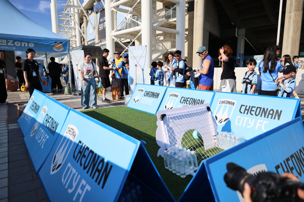 W게이트 호람이 팬존에서 팬들을 위한 이벤트 진행