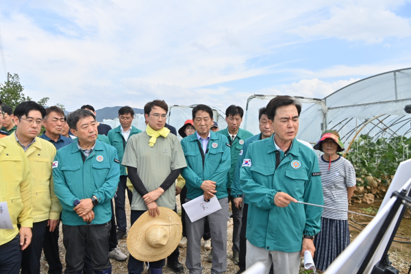 예산 시설하우스 단지 피해 점검 중인 김태흠 충남지사