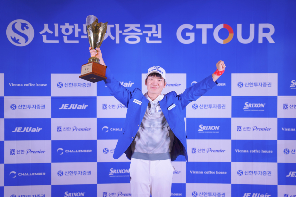 ‘2025 신한투자증권 GTOUR’ 5차 대회 우승자 최민욱이 기념사진을 촬영하고 있다.