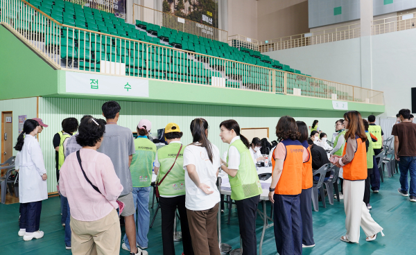 지난 27일 서산시민체육관에서 열린 외국인 의료지원 자원봉사 진행 모습