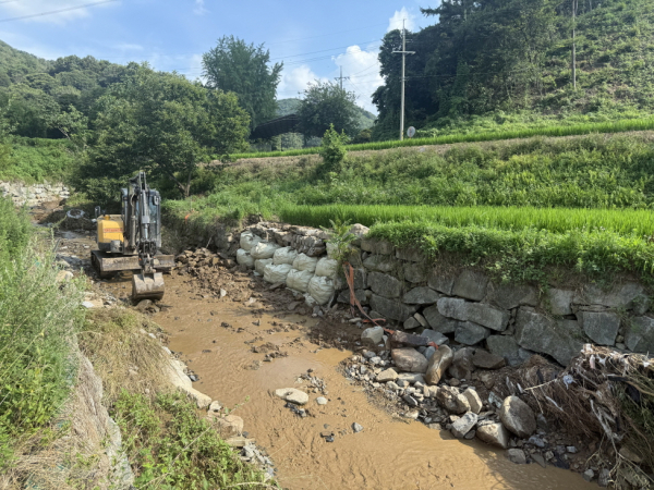 응급복구 작업을 하는 모습